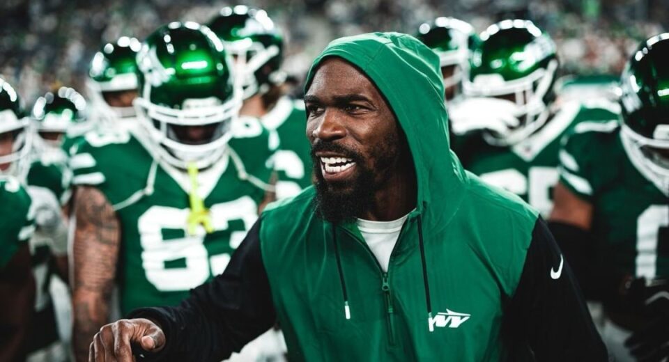C.J. Mosley passionately leads New York Jets players in a pre-game huddle