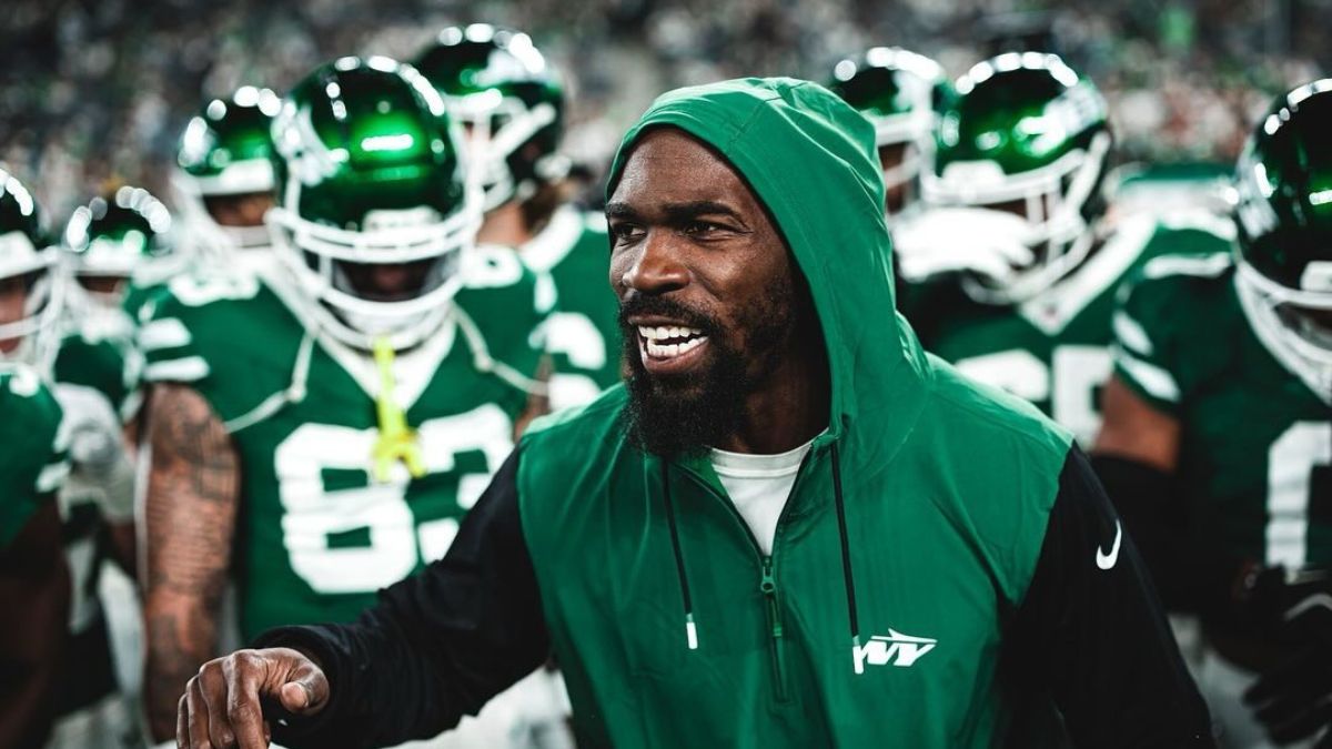 C.J. Mosley passionately leads New York Jets players in a pre-game huddle