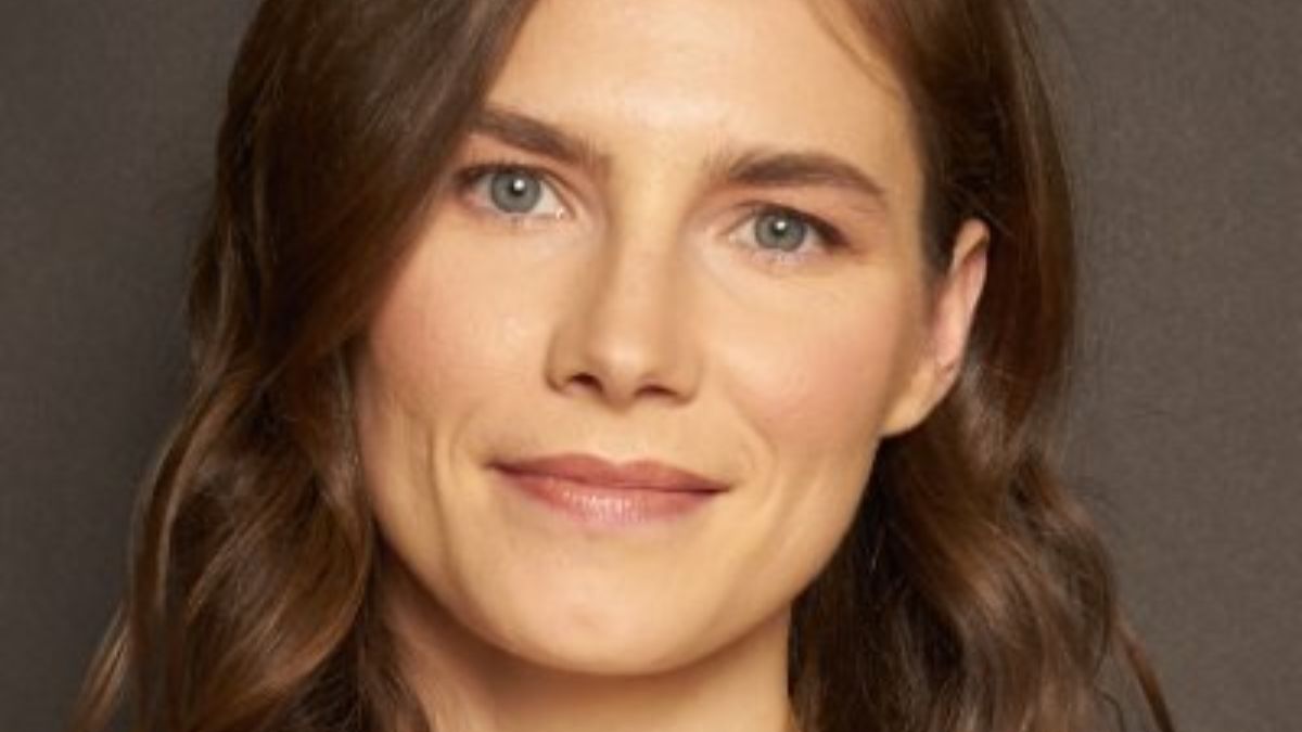 Close-up portrait of Amanda Knox with soft waves and a calm expression