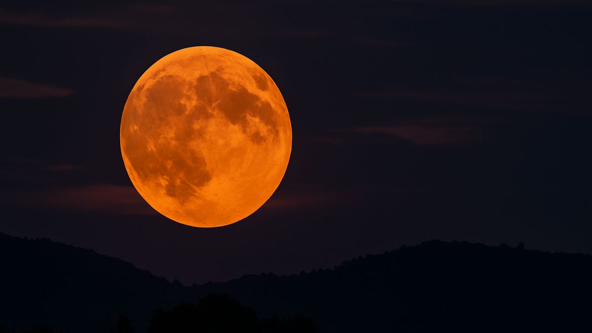July 2025 Buck Moon glowing orange during moonrise