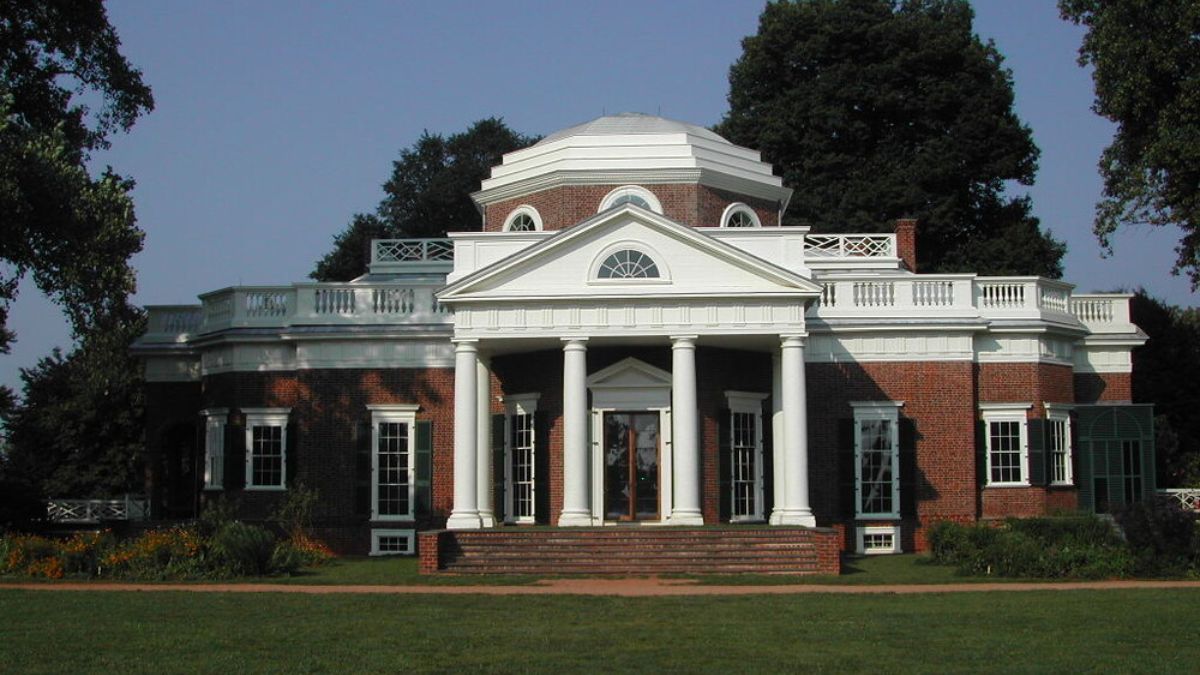 Front view of Monticello, the red brick plantation home of Thomas Jefferson with white neoclassical columns and dome
